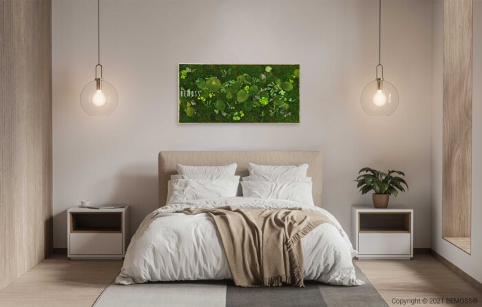 Une chambre contemporaine dotée d'un lit double avec une literie blanche et un plaid beige. Deux suspensions sont suspendues de chaque côté du lit. Au-dessus du lit se trouve un tableau de mousse PLANTES Mesia sur le thème de la nature. La chambre comprend des meubles en bois minimalistes et une plante en pot.