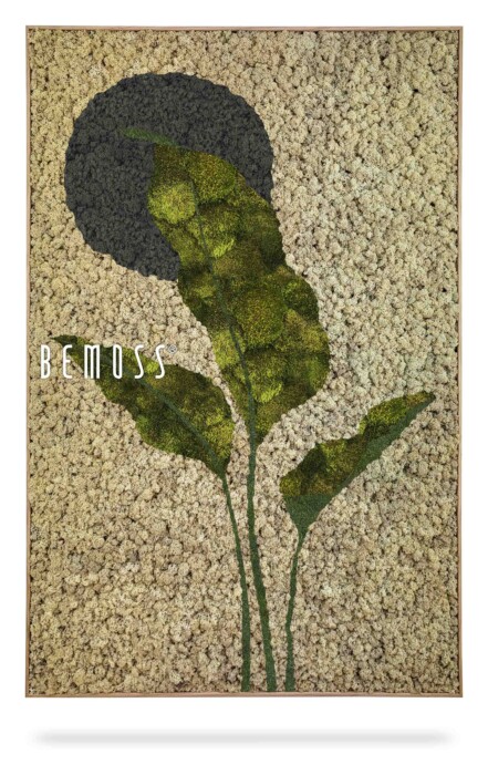 Une pièce de décoration murale de BEMOSS présente un design élégant de feuilles botaniques vertes sur un fond beige texturé, accentué par une tache sombre circulaire au-dessus des feuilles. Le Earth Barrado minimaliste est encadré d’un mince bord en bois.