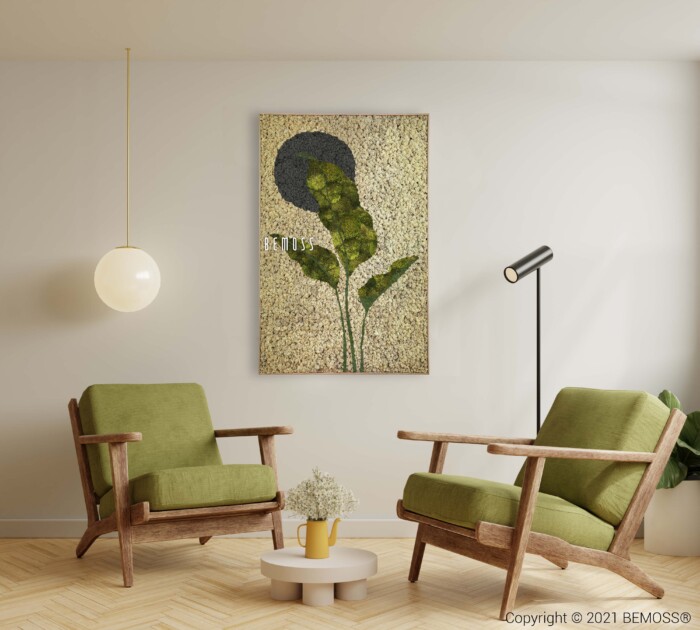 Une chambre minimaliste aux murs végétaux beige clair comprend deux fauteuils en bois avec des coussins verts face à une petite table ronde avec un Barrado en terre en pot. Derrière la table accrochée au mur se trouve une œuvre d’art texturée avec des motifs de feuilles. Un lampadaire est positionné à droite et une suspension sphérique est suspendue au plafond.