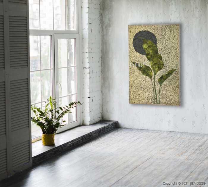 Une grande œuvre d'art représentant un feuillage abstrait est accrochée à un mur de briques de couleur claire, à côté d'une grande fenêtre dotée d'un volet en bois. Une plante en pot se trouve sur le rebord de la fenêtre, profitant partiellement de la lumière naturelle entrant par la fenêtre Earth Barrado.