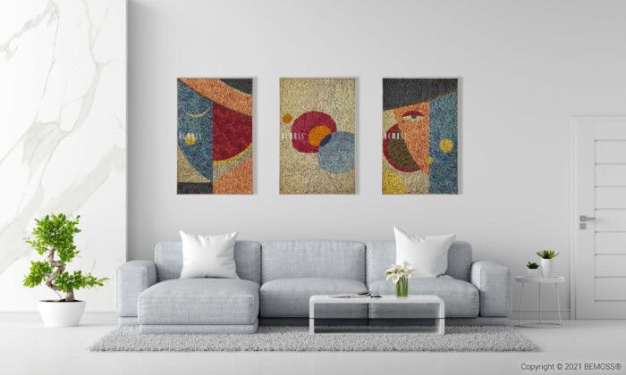 Un salon moderne comprend un canapé gris clair avec deux coussins blancs, une table basse blanche et des plantes en pot des deux côtés. Derrière le canapé, trois œuvres d'art abstraites aux motifs géométriques colorés décorent le mur. Un mur texturé en marbre se trouve à gauche, complété par un Agallas abstrait.