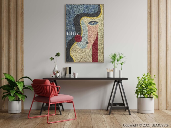 Un bureau à domicile moderne comprend un bureau en bois sombre avec une base noire, une chaise rouge et diverses plantes en pot. Sur le mur au-dessus du bureau est accroché Abstract Ermida. Le sol est en bois et la décoration générale présente un style minimaliste et contemporain avec des notes de murs végétaux pour plus de dynamisme.