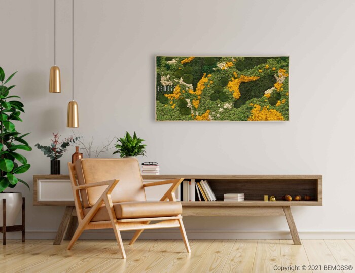 Un salon moderne comprend un fauteuil en bois avec des coussins beiges, un buffet en bois et une œuvre d'art murale en mousse rose et jaune vif de Tableau de mousse BEMOSS® ORTHO PINK. Deux suspensions sont suspendues au-dessus du buffet et diverses plantes ajoutent de la verdure à l'espace aux tons neutres.