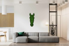 Un salon moderne comprend un canapé sectionnel gris avec un coussin vert. Une sculpture minimaliste de tête de cheval géométrique verte est accrochée à un mur blanc au-dessus du canapé. Une cuisine élégante et un lampadaire avec un abat-jour rond complètent l'arrière-plan, accentué par des œuvres d'art vibrantes en forme de tableau de mousse.