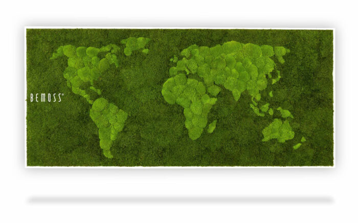 Une œuvre d'art présentant la carte du monde réalisée à partir de mousse verte sur un fond blanc rectangulaire, avec « BEMOSS » écrit sur le côté gauche. Les continents et les pays sont délimités à l’aide d’une texture de mousse, créant un superbe tableau de mousse.
