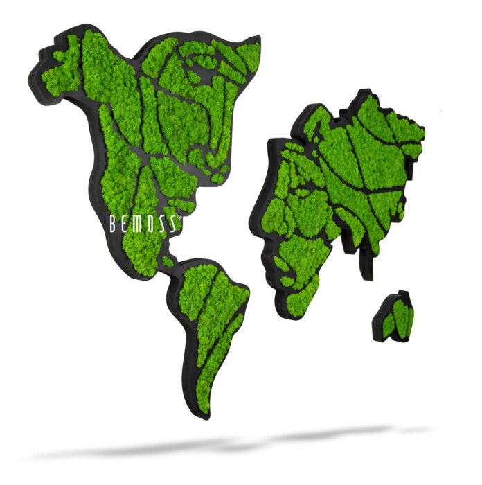 Une carte du monde stylisée faite de mousse verte sur un support noir. Les continents sont délimités et remplis de taches de mousse verte vibrante, représentant de manière créative le feuillage naturel. Le mot « BEMOSS » est visible sur la carte, évoquant d'élégants murs végétaux.