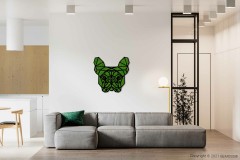 Un salon moderne avec un canapé sectionnel gris clair et un coussin vert. Au-dessus du canapé se trouve une œuvre d'art murale géométrique BEMOSS en forme de tête de chien. L’arrière-plan présente un coin cuisine avec des armoires en bois et une table à manger avec des chaises ornées d’accents de tableau de mousse.