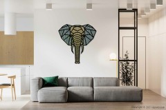 Salon minimaliste comprenant un canapé sectionnel gris avec un oreiller vert, des œuvres d'art murales modernes en forme d'éléphant noir et doré et une élégante cloison en verre à cadre noir. La pièce présente un mélange de finitions en bois et blanches, complétées par des accents de tableau de mousse, et est bien éclairée avec des plafonniers et un lampadaire.