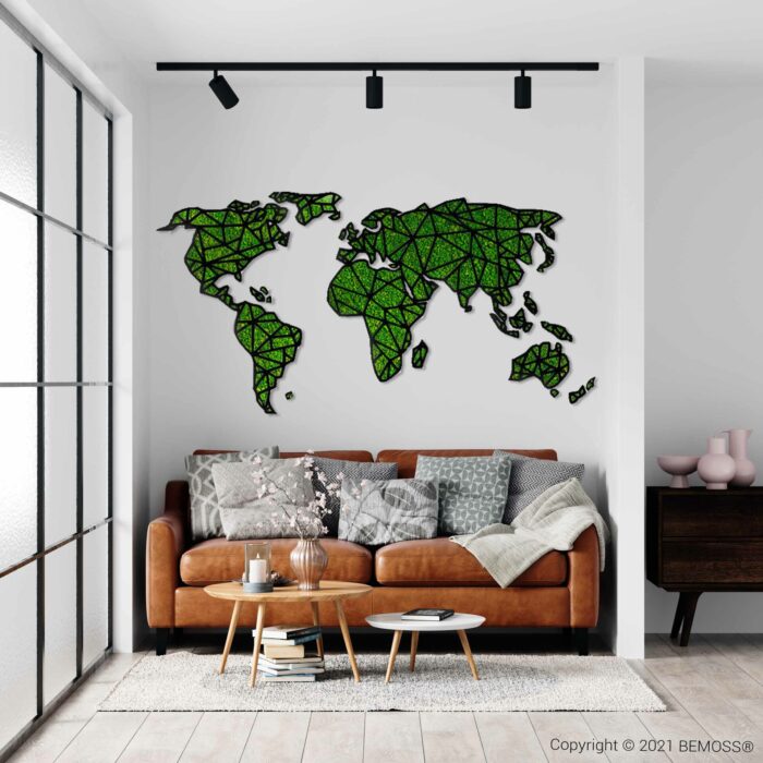 Un salon moderne comprend un canapé en cuir marron avec plusieurs coussins, une table basse en bois avec un vase de fleurs et une pièce murale décorative représentant une carte du monde en vert et noir. La pièce dispose de grandes baies vitrées, de Murs végétaux et d'une table d'appoint avec une lampe.