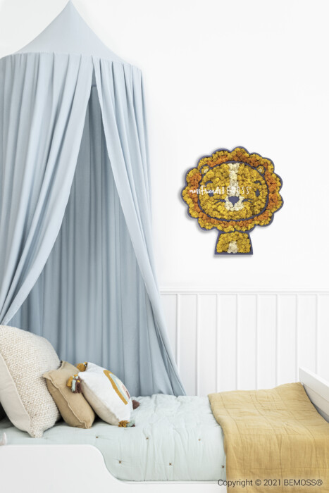 La chambre d'un enfant présente un baldaquin bleu clair drapé sur un lit avec des oreillers. Une œuvre d’art murale colorée et florale en forme d’arbre est accrochée au-dessus du lit. La pièce comprend des lambris blancs et une palette de couleurs douces et neutres, complétées par un tableau de mousse BEMOSS accentuant l'ambiance sereine.