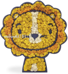 Une face de lion faite de mousse préservée jaune, orange et blanche est présentée sur un fond sombre. Le lion a une expression joyeuse avec des yeux simples et une grande crinière. Le mot « mossFriendsBEMOSS » est écrit sur la crinière, mettant en valeur le talent artistique des murs végétaux.