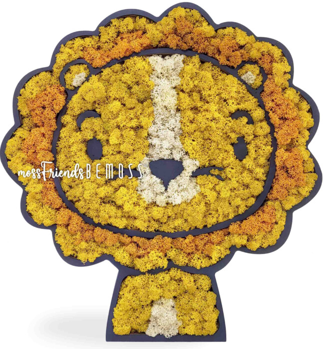 Une face de lion faite de mousse préservée jaune, orange et blanche est présentée sur un fond sombre. Le lion a une expression joyeuse avec des yeux simples et une grande crinière. Le mot « mossFriendsBEMOSS » est écrit sur la crinière, mettant en valeur le talent artistique des murs végétaux.