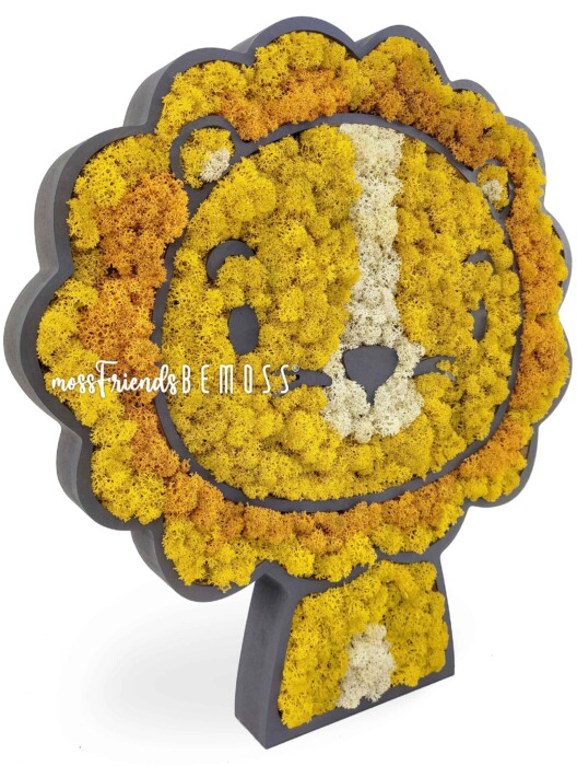 Une forme de tête de lion décorative en mousse jaune et blanche préservée. Les traits du visage du lion, notamment les yeux, le nez et la bouche, sont finement détaillés avec de la mousse à l'intérieur d'un contour noir. Les mots « Mossfriends BEMOSS » sont écrits sur le côté gauche, créant un superbe tableau de mousse.