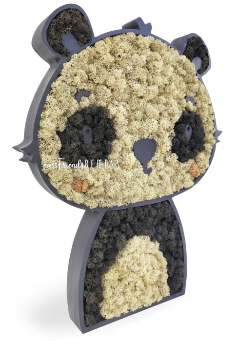 Une œuvre d'art verticale en bois et mousse en forme de panda. Ce tableau de mousse créatif présente de la mousse vert clair et foncé disposée pour former le visage et le corps du panda, entourés d'un cadre en bois foncé. L'aspect général est mignon et innovant.