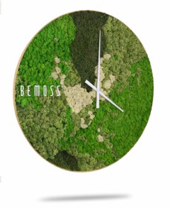 Une horloge murale ronde avec un cadran texturé recouvert de mousse dans différentes nuances de vert et de beige. L'horloge comporte des aiguilles minimalistes des heures et des minutes en argent. "Horloge de mousse BEMOSS® ORTHO SPRING" est écrit en majuscules blanches sur le côté gauche, ajoutant une touche d'élégance rappelant les murs végétaux.