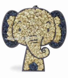 L'ÉLÉPHANT est une œuvre d'art murale décorative en forme de tête d'éléphant, remplie de mousse préservée de couleur crème clair et bleu foncé avec des traits soulignés pour les yeux, les oreilles et la trompe.