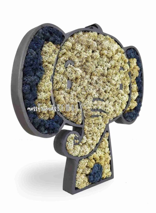 ÉLÉPHANT est une pièce décorative présentant un motif de tête d'éléphant rempli de mousse verte, bleue et jaune préservée, encadrée par une élégante bordure noire.