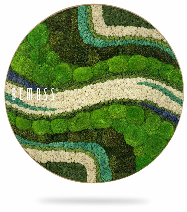 Tableau de mousse rond BEMOSS® ORTHO OLVERA de forme ovale présentant un design inspiré de la nature avec différentes nuances de mousse verte, blanche et bleue. Ce tableau de mousse crée un motif fluide rappelant un paysage avec des collines, des rivières et des vallées. L'ombre donne l'impression de flotter.
