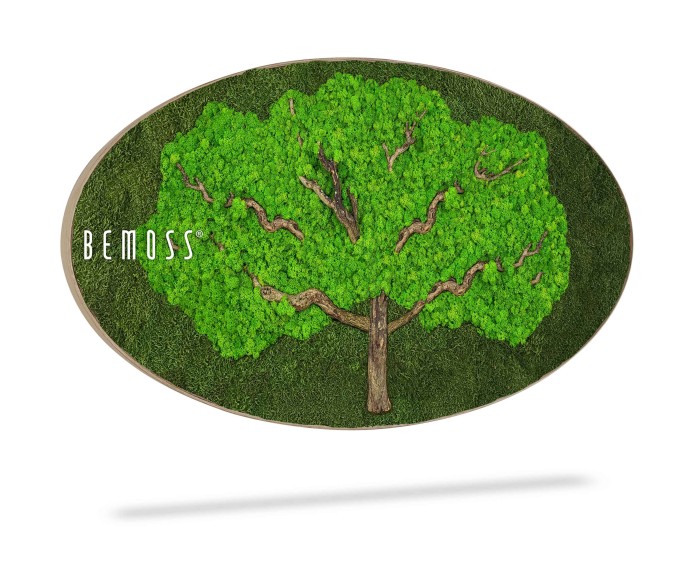 Une plaque en bois de forme ovale avec une illustration d'un arbre vert vif au centre et le mot « BEMOSS » écrit en lettres blanches sur le côté gauche. La plaque a une ombre, lui donnant un aspect tridimensionnel, rappelant le tableau de mousse trouvé dans l'art mural naturel.