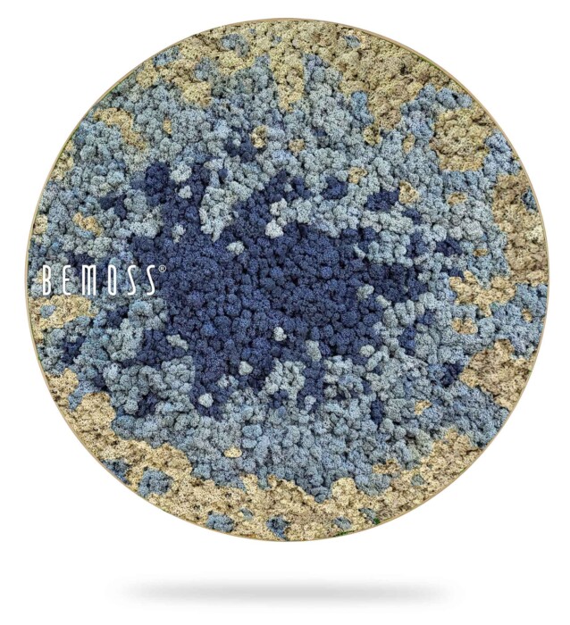 Une œuvre d'art murale ronde de BEMOSS, présentant un design abstrait avec des couches texturées rappelant un tableau de mousse. L'œuvre est composée de différentes nuances de bleu et de beige, ressemblant à une carte topographique ou à un groupe de formes organiques.