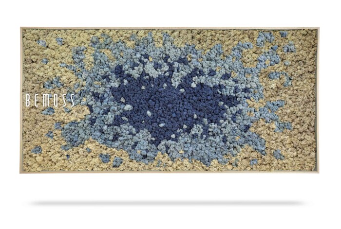 Une œuvre d'art murale rectangulaire de BEMOSS présentant des grappes texturées ressemblant à de la mousse dans des tons de bleu, de gris et de beige, disposées selon un motif qui rayonne à partir d'un centre bleu foncé. Le tableau de mousse est encadré d'une bordure en bois clair.