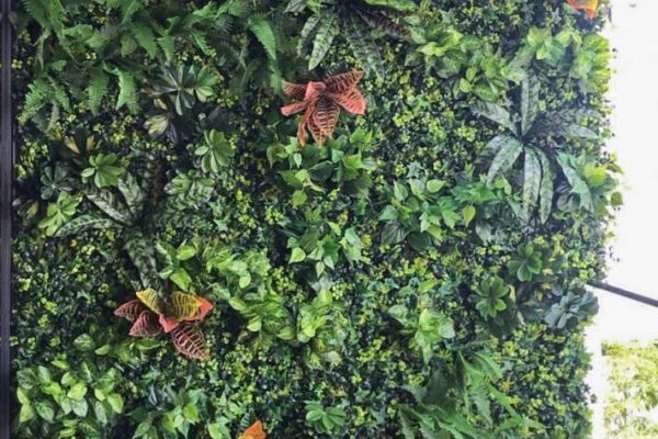 Umelá zelená stena pri vchode