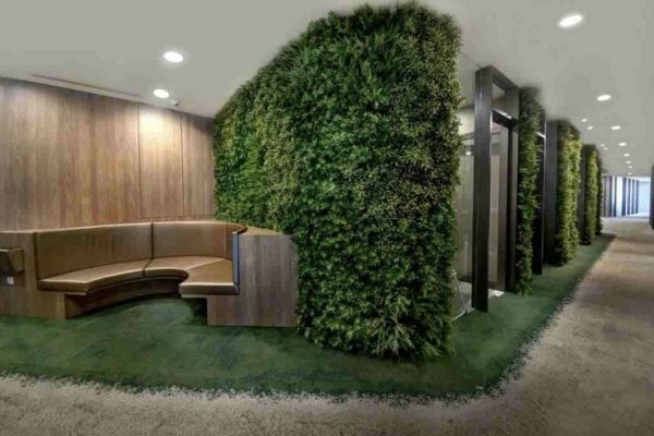 Umelá zelená stena v interiéri