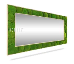 Un grand miroir rectangulaire avec un cadre épais, entouré d'un motif de mousse verte luxuriante. Le cadre est principalement vert vif, donnant au miroir un aspect naturel et respectueux de l'environnement. Rappelant les murs en mousse, la surface claire et réfléchissante est parfaitement complétée par le cadre en mousse texturé.