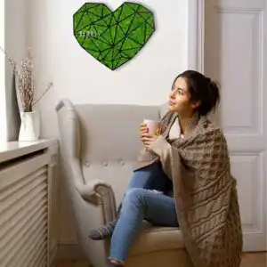 žena sediaca na gauči s dekou cez hlavu a šálkou kávy v ruke machovy obraz, stabilizovany mach, machová stena, machová dekorácia