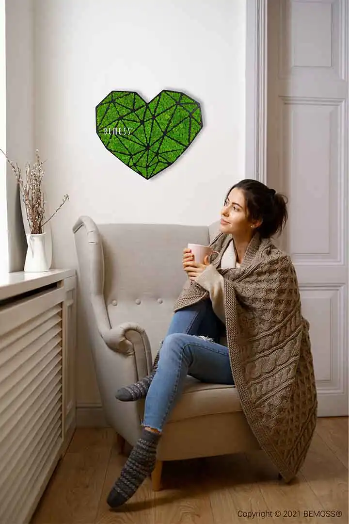 žena sediaca na gauči s dekou cez hlavu a šálkou kávy v ruke machovy obraz, stabilizovany mach, machová stena, machová dekorácia